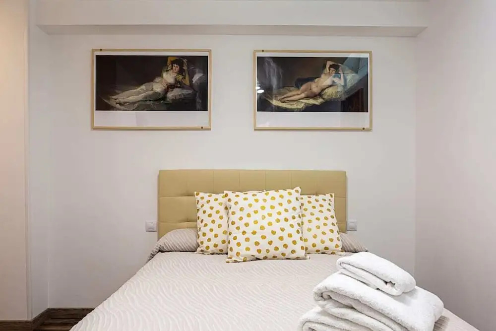 Two Bedroom Duplex for 9 in Hortaleza near Metro