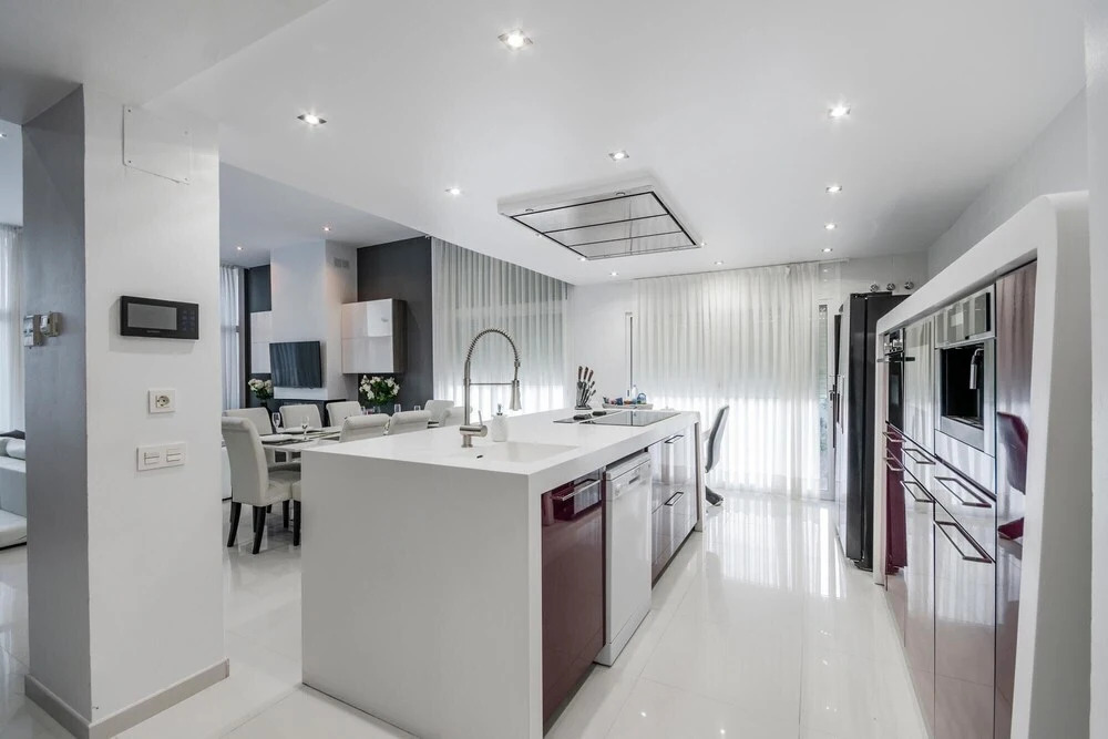 Luxurious Villa. Overflowing Pool 100 Meters From the Beach