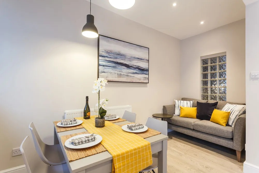 Stylish Town Centre House - 300Mbps, Parking & Sunny Decking