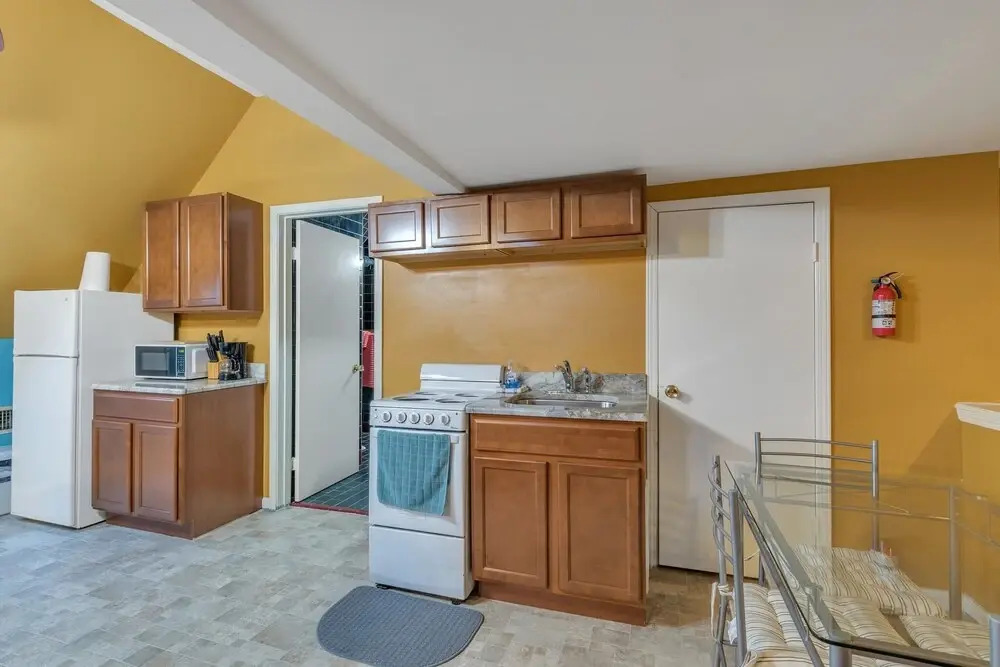 Cute Apartment In The Heart Of The City 2 Bedroom Apts by RedAwning