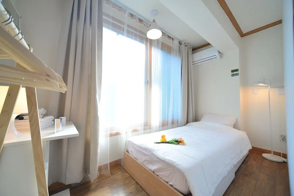 Season Helloworld House - Hostel