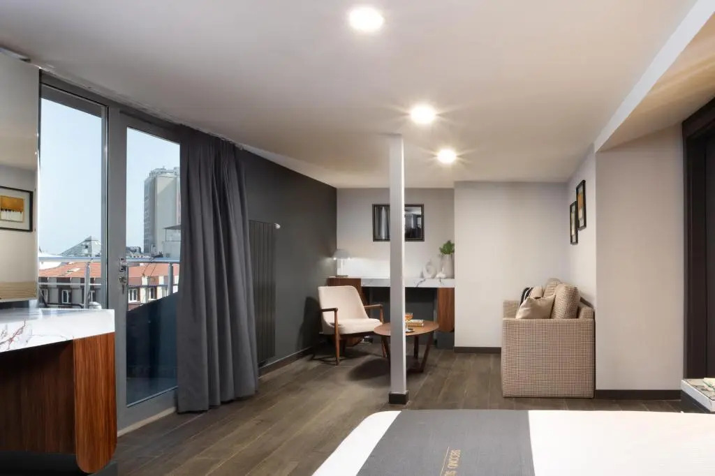 Second Suit Hotel