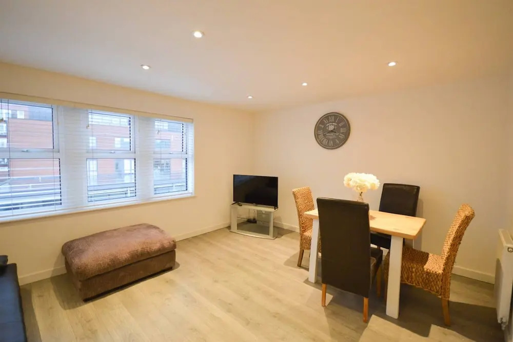 Spacious 2 Bed Flat With Parking In Bedminster