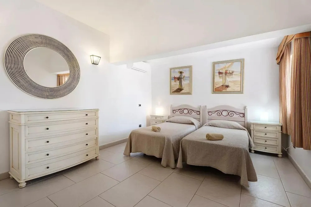 Exceptional 3 Bed Villa Malpas sleeps 6 h pool