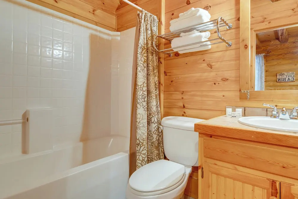 Pet-friendly Cabin w/ Loft: 5 Mi to Lake Lure!