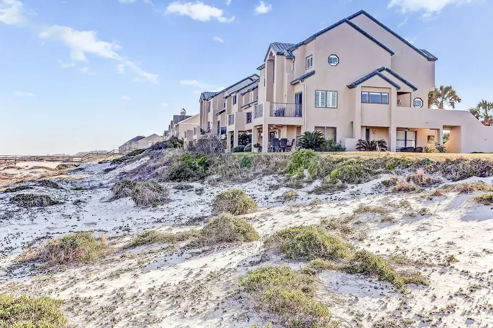 Lovely Oceanfront Townhome W/free Wifi, Central AC, Shared Pool, Private W/D