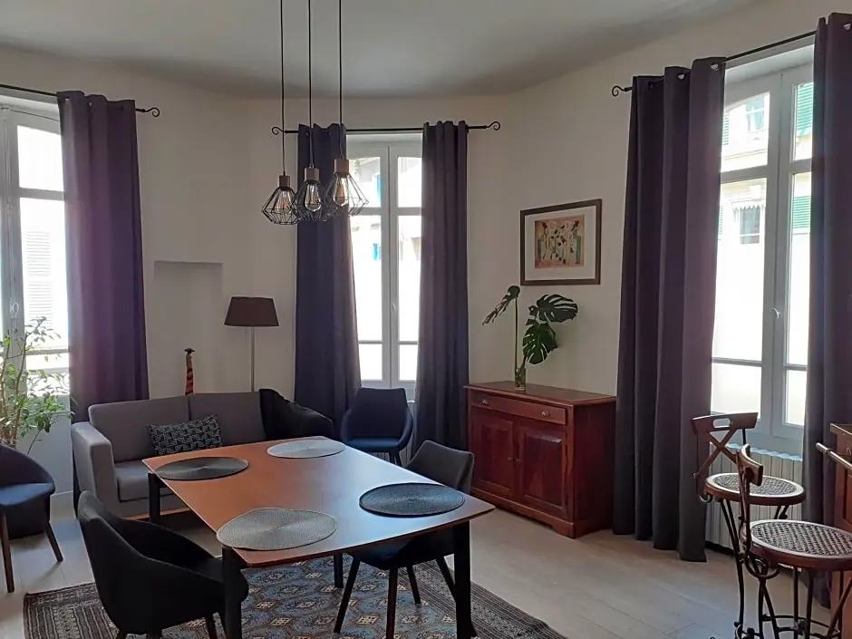centre ville, chambre indépendante 20m2 et sa salle de bain privée