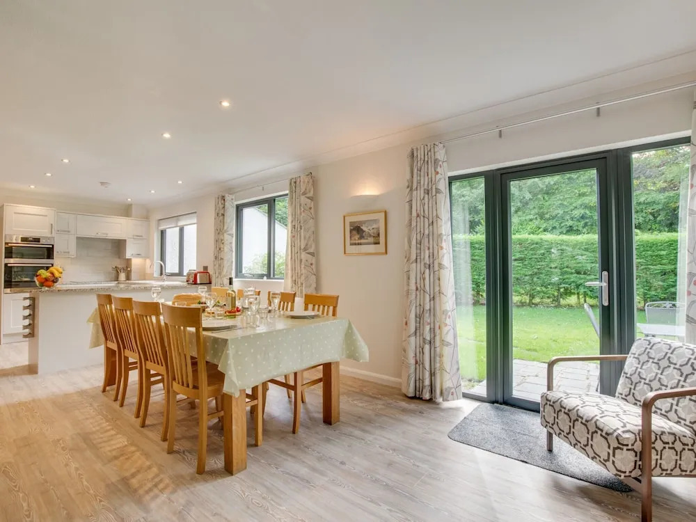 Detached Holiday Home With Three Bathrooms, Open Fire and Private Parking