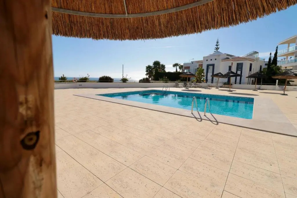 Olhos De Água 1BR with Pool, AC and Free Parking