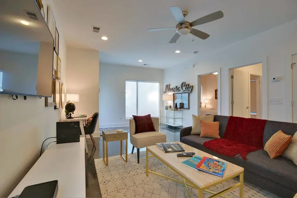 Modern 8bed/4ba Home w/ Roof Deck & Grill by Domio