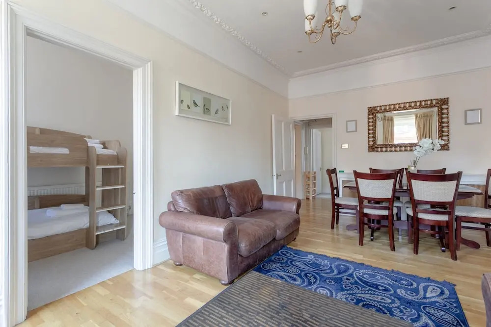 Traditional 2 Bedroom Flat in South Kensington