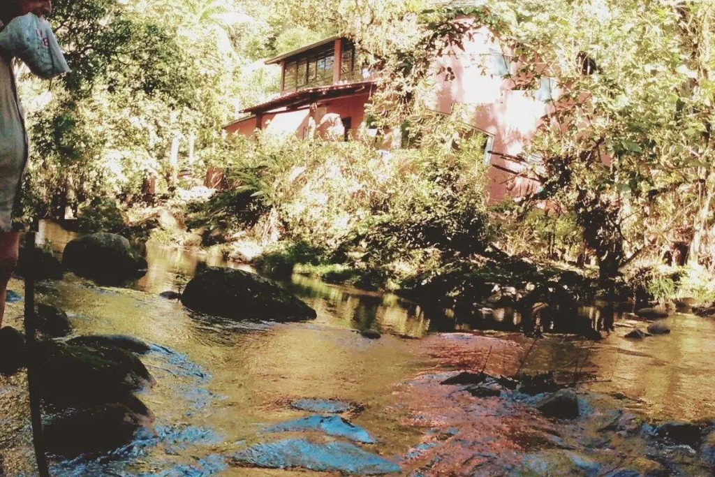 Sobrado novo com varanda e deck com churrasqueira, na beira do rio das Pedras, 2 salas, 3 suites 2 quartos, 4 banheiros, cozinha completa ,lavanderia e estacionamento para 4 carros