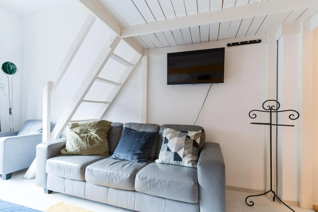 Sunny Studio with Balcony in Party District
