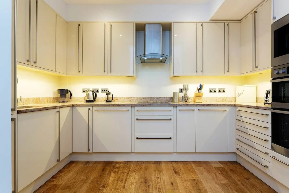 Elgin Crescent Apartment