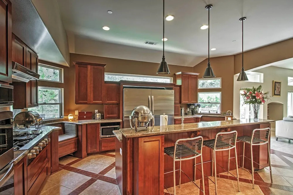 Roomy Home w/ Deck, 5 Mi to Lake Arrowhead Village