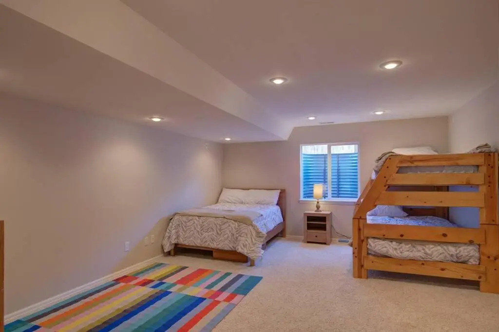Mtn Views, Quiet Oasis/King Beds+Centrally Located
