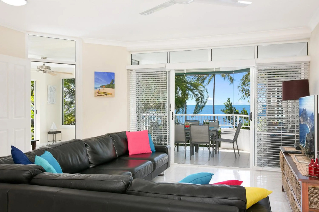 The Beach House 3BR Waterfront Apartment, Own WIFI
