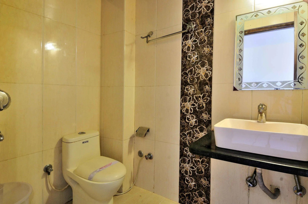 Hotel Gold Palace - 03 Mins Walk From New Delhi Railway Station