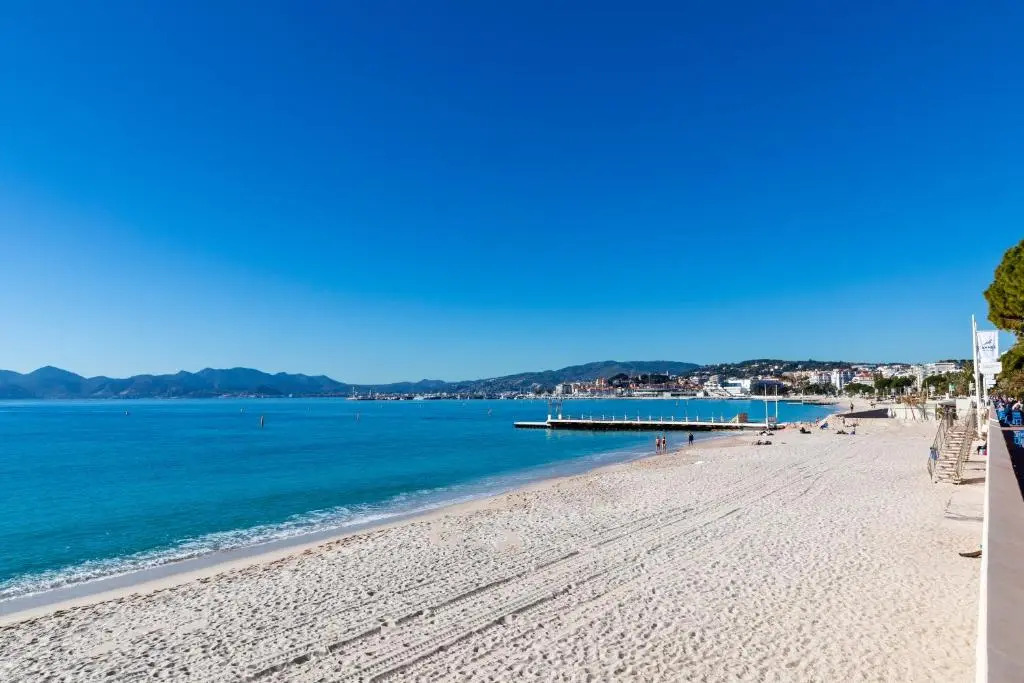 Chambre idéalement située à 50m de la Croisette