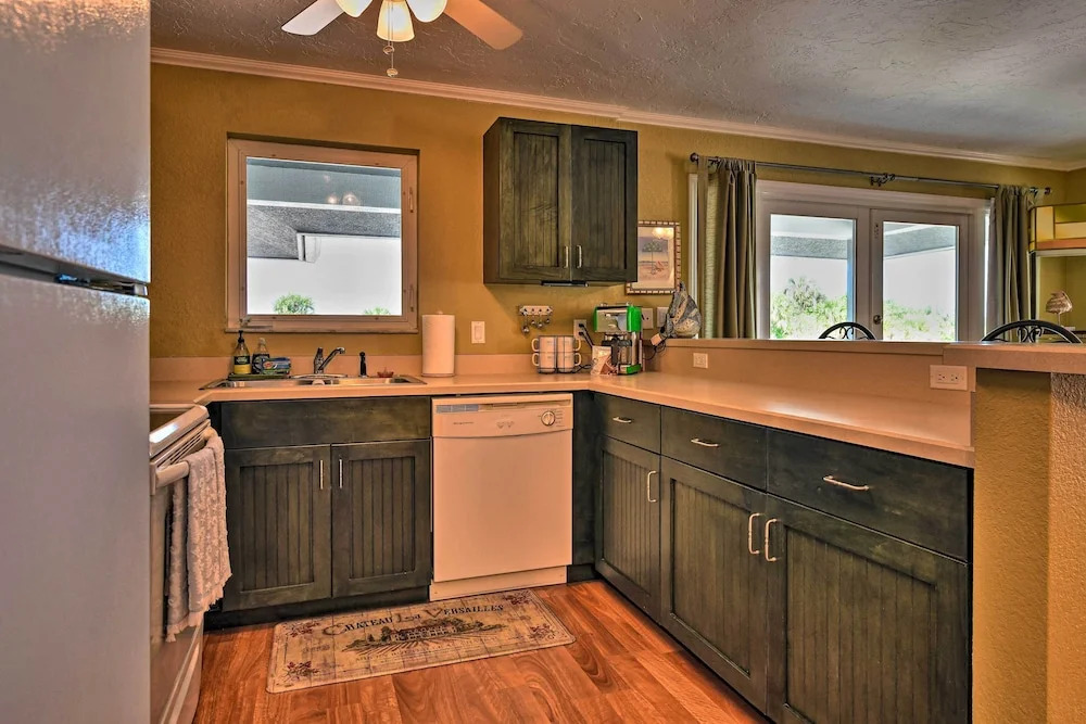 Bright Coastal Condo: Walk to Lido Key Beach!