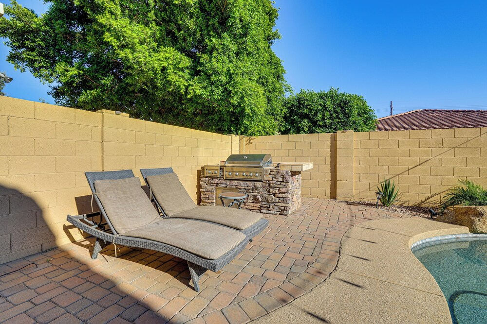 Poolside Oasis: Group-friendly Getaway in Phoenix!