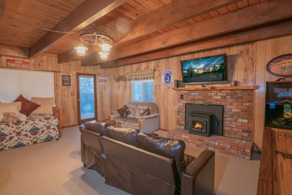 Big Wood Pines - Relaxing Home With A Large Fenced Yard For Your Furry Friends To Enjoy! 3 Bedroom Home