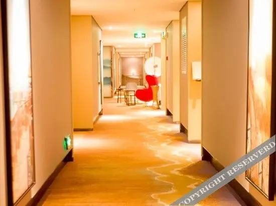 Elong Deluxe International Hotel (Yingcheng Plaza Yigou City)