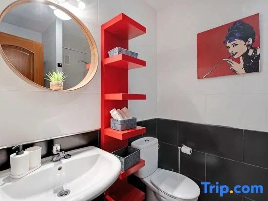 Charming 2-Bedroom Apartment with Ocean Views in Adeje