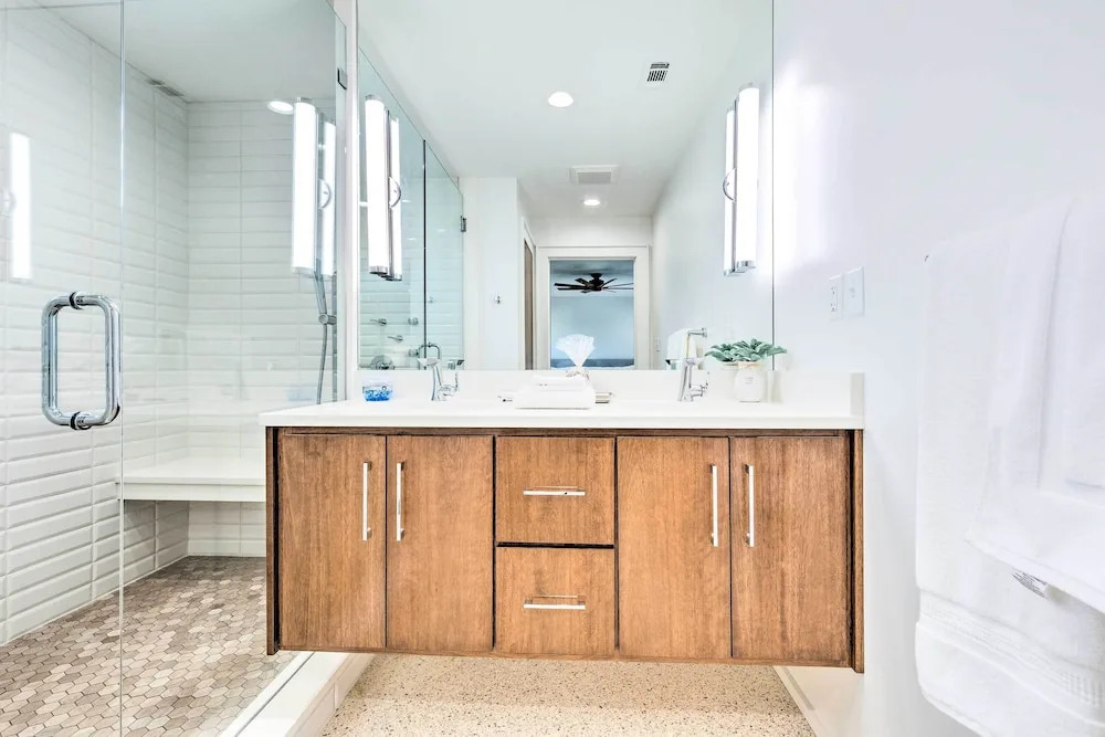 Mid-century Dream Home < Half-mile to Beach!
