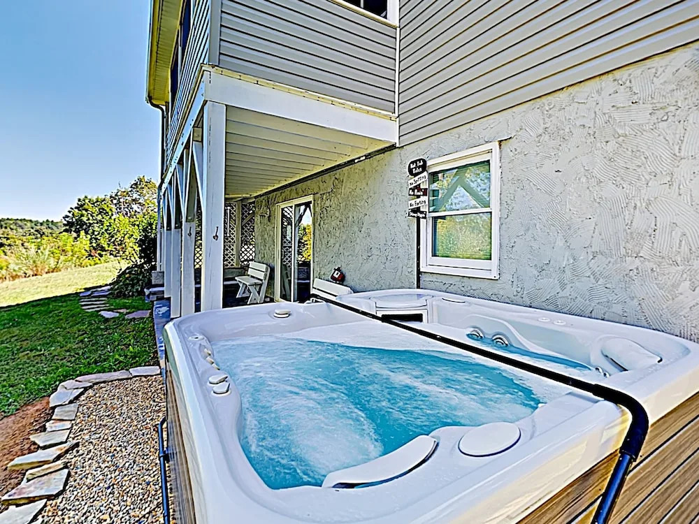 4BR Country Home w/ Hot Tub