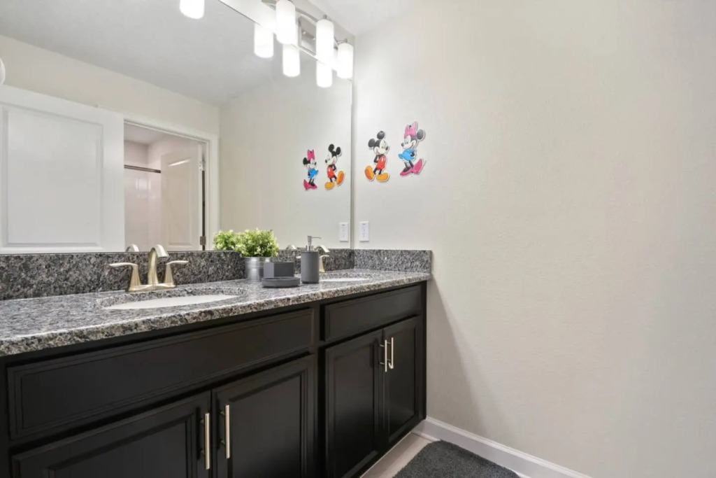 Super nice townhome near Disney with private pool