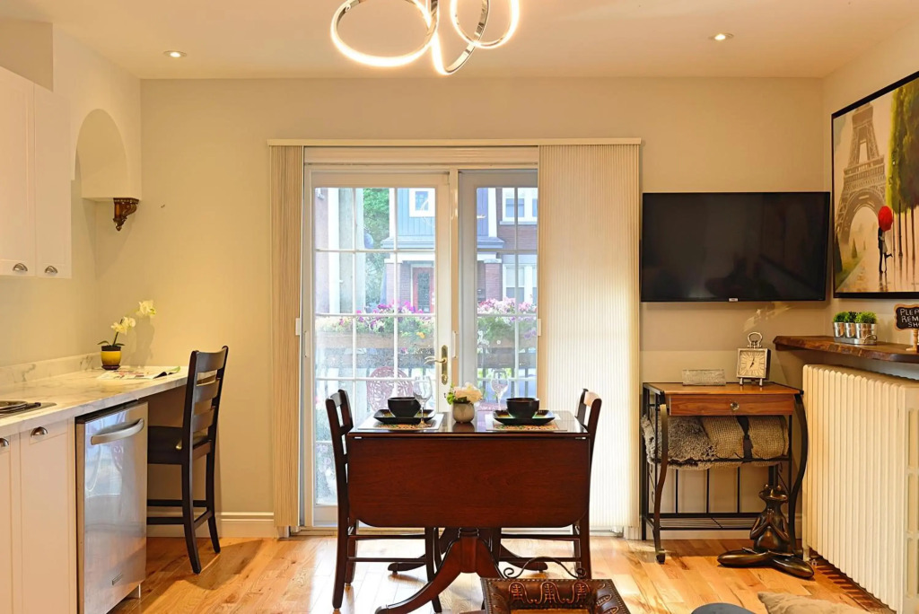 Ottawa Downtown Executive Apartment Retreat with Private Balcony near Bank Street - Sleep Max 2