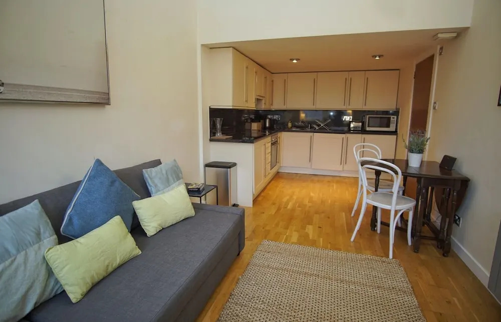 Bright, Spacious Old Town Flat for 6