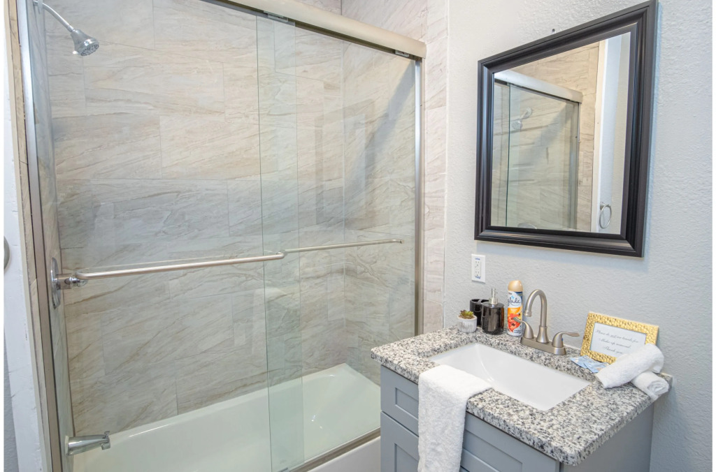 Trendy 3 BR Prime Apt Near Downtown