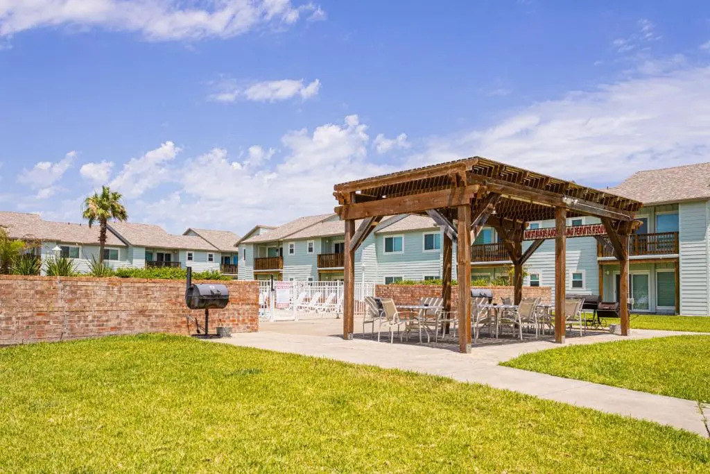 AH-E117 Remodeled First Floor Condo, Across From The Shared Pool & Hot Tub, Near Marina & Ferry