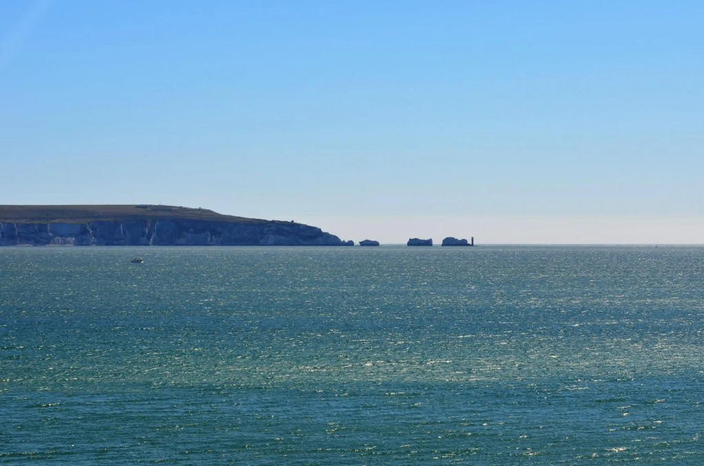 THE HIDEAWAY - LUXURY SELF CATERING COASTAL APARTMENT WITH PRIVATE ENTRANCE - JUST A FEW MINUTES WALK TO THE BEACH with FREE PRIVATE OFF ROAD PARKING