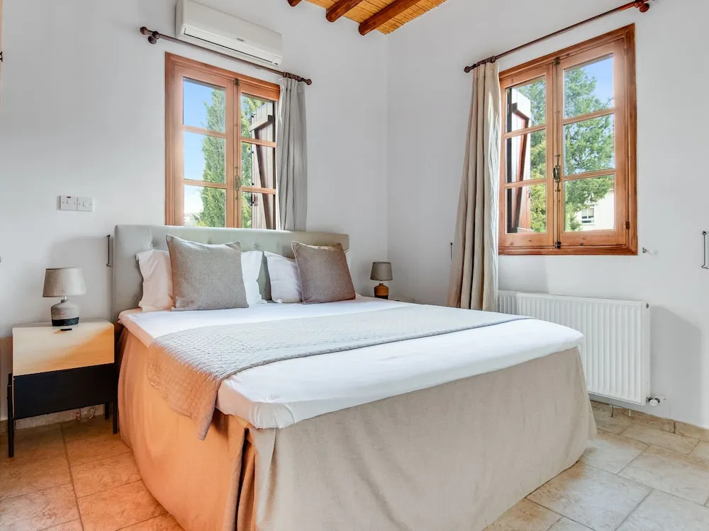 Spacious 7-bdr Villa With Pool & Sea View