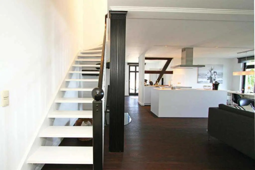 Villa Schering App 4 Black White