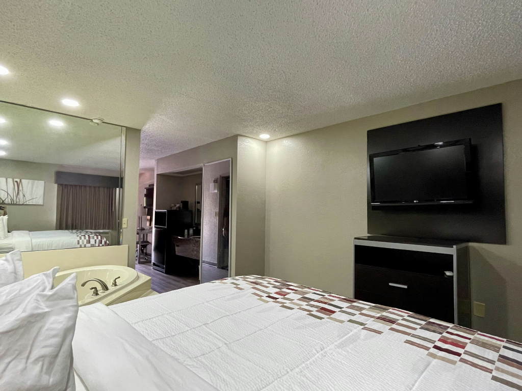 Super 8 by Wyndham Richland MS