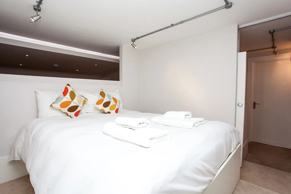 Contemporary 3 Bedroom Apartment In Battersea