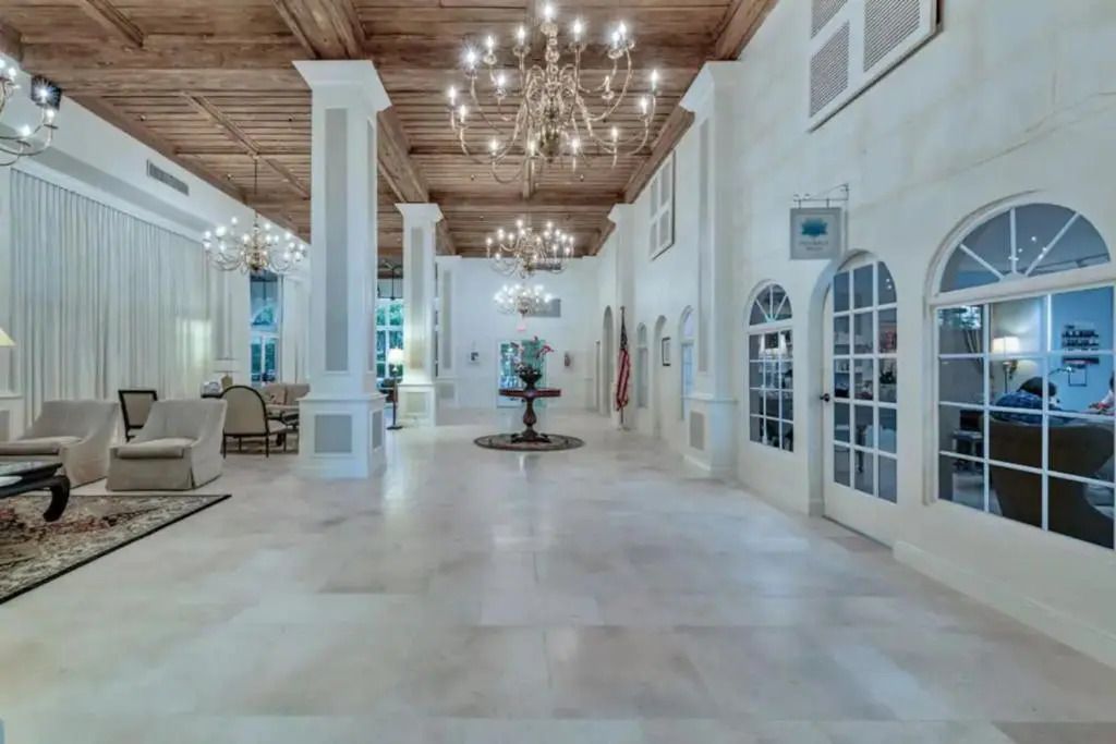Palm Beach Paradise Walk to Beach Pool WiFi 86" TV WiFi