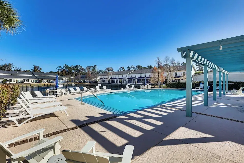 3 Mi to Pier Village: Dog-Friendly St Simons Home
