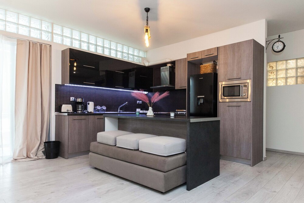 Luxurious 3 Bd Modern Apt in Dafni