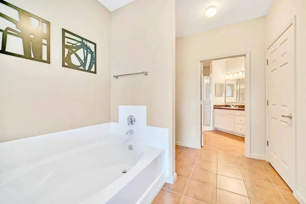 Upstay Condo w Pool & Sauna Sleeps 8