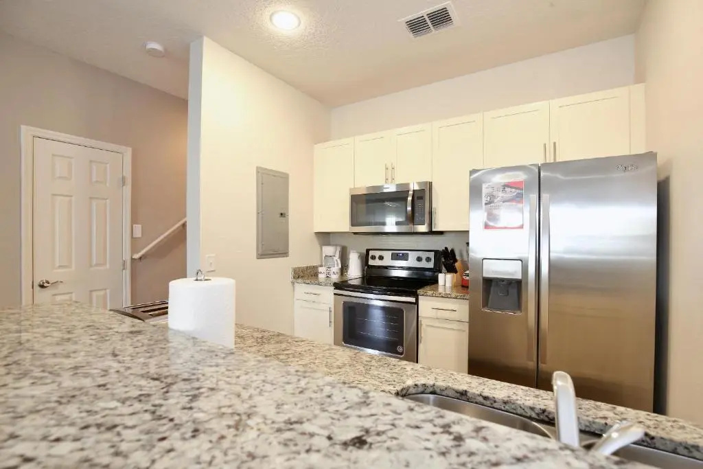 3 Bedroom townhouse in gated community with gym and pool 10 min to Disney
