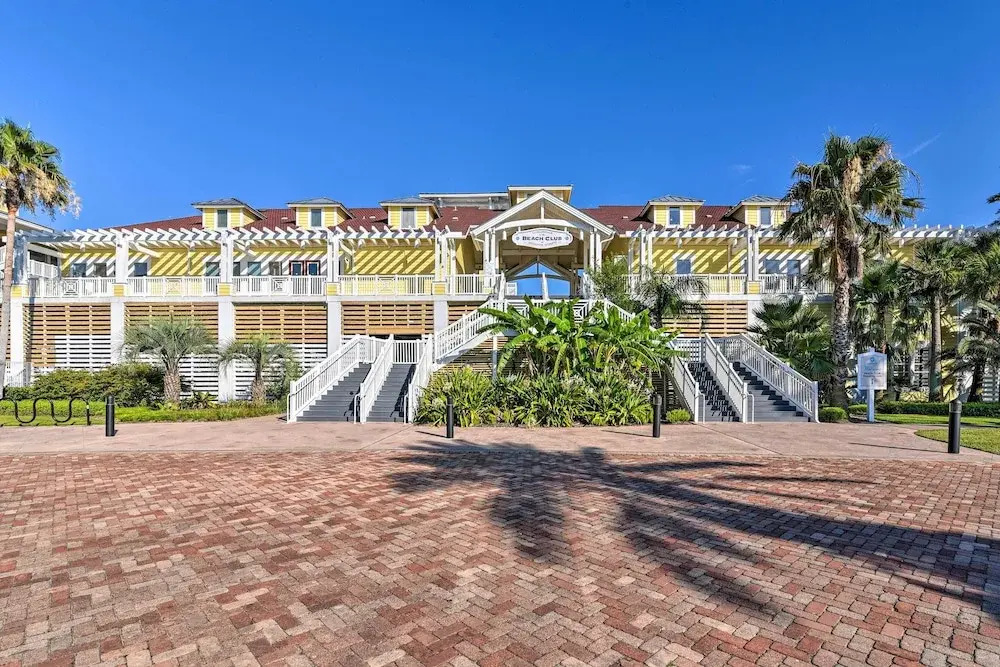 Walk to Beach: Condo w/ Bay View in Galveston