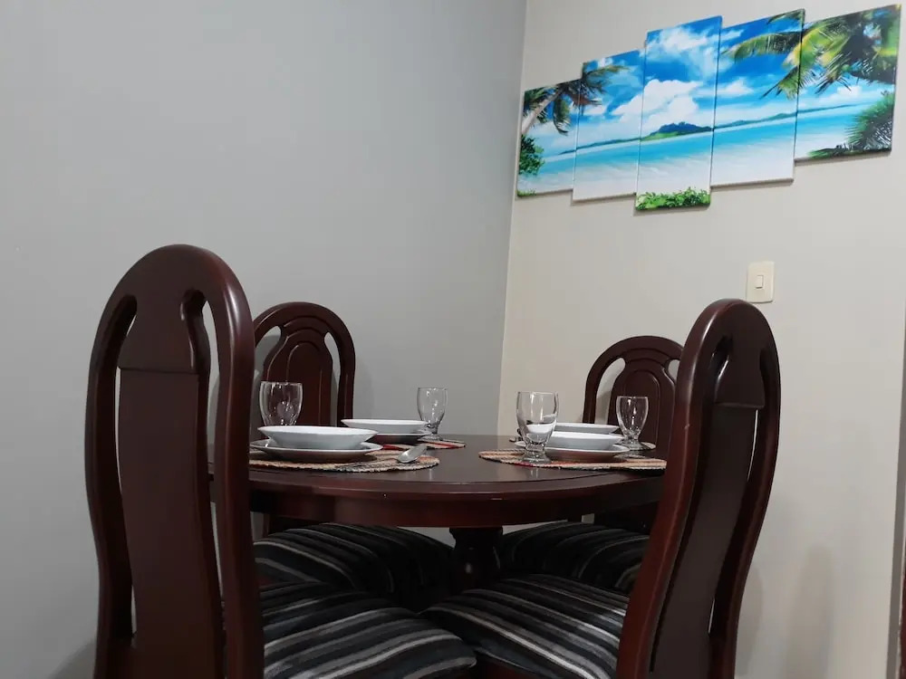 1br 6 Miles to Beaches & Airport w/ Parking/wifi & Hot Water