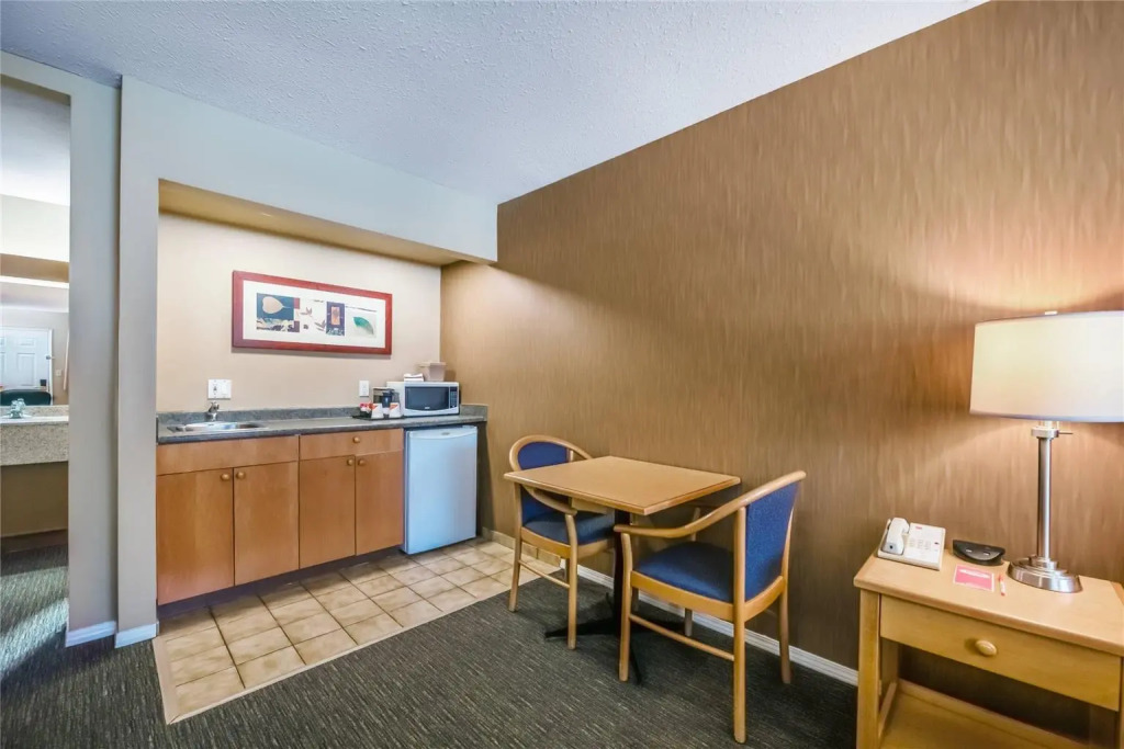 Econo Lodge Inn & Suites