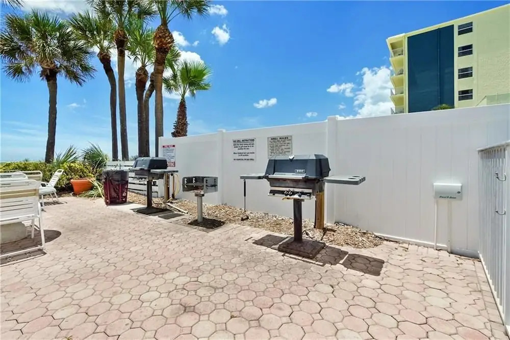 Sea Breeze 401 New! Amazing Beach Front/walk to John's Pass!