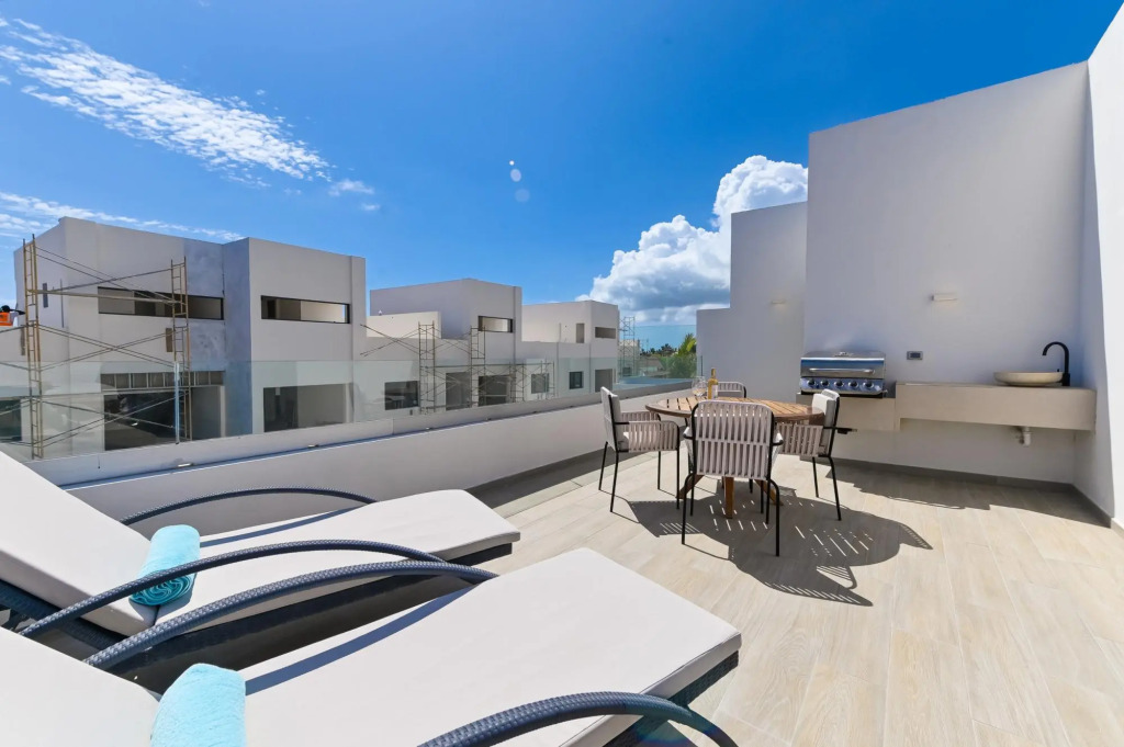 Gorgeous private roof with private picuzzi. A401